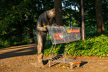 Deutschland  Bremen - Bronzeskulptur MANN MIT EINKAUFSWAGEN eines unbekannten Kuenstlers in den Wallanlagen (Innenstadt) stellt einen Obdachlosen dar