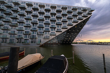 Niederlande  Amsterdam - Wohnprojekt Sluishuis (Schleusenhaus) auf kuenstlicher Insel bezahlbarer Wohnraum in IJburg  im Zuge des Wohnungsbauprogramm VINEX neu entstandener Stadtteil im Osten der Stadt dem Meer abgetrotzt