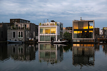 Niederlande  Amsterdam - Schwimmende Eigenheime in IJburg  im Zuge des Wohnungsbauprogramm VINEX neu entstandener Stadtteil im Osten der Stadt dem Meer abgetrotzt