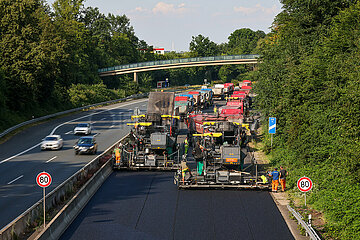 Strassenbau  Sanierung der Autobahn A52  Essen  Nordrhein-Westfalen  Deutschland