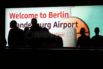 Schoenefeld  Deutschland  Silhouette von Reisenden im Berlin Brandenburg Airport