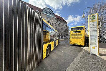 Berlin  Deutschland  Busse der BVG an der Haltestelle Wittenbergplatz