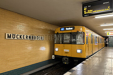 Berlin  Deutschland  U-Bahn der Linie 7 faehrt in den Bahnhof Moeckernbruecke ein