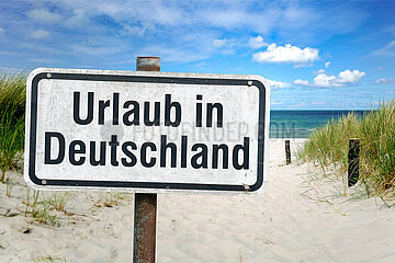 Symbolisches Schild Urlaub in Deutschland