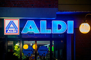 Beleuchtetes Firmenschild an einem ALDI Markt in Kiel