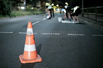 Berlin: Fahrradaktivisten malen eigenhändig Fahrradwegauf Straße