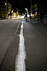 Berlin: Fahrradaktivisten malen eigenhändig Fahrradwegauf Straße