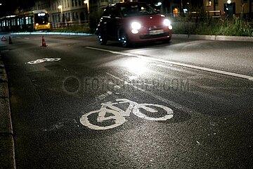 Berlin: Fahrradaktivisten malen eigenhändig Fahrradwegauf Straße