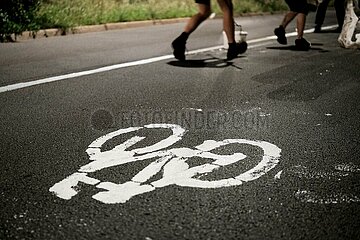 Berlin: Fahrradaktivisten malen eigenhändig Fahrradwegauf Straße