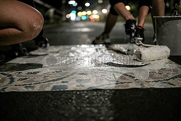 Berlin: Fahrradaktivisten malen eigenhändig Fahrradwegauf Straße