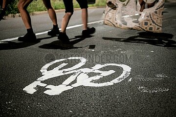 Berlin: Fahrradaktivisten malen eigenhändig Fahrradwegauf Straße