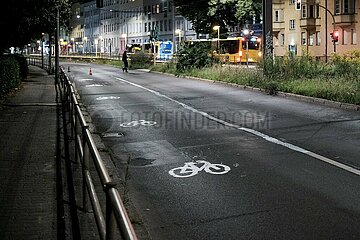 Berlin: Fahrradaktivisten malen eigenhändig Fahrradwegauf Straße