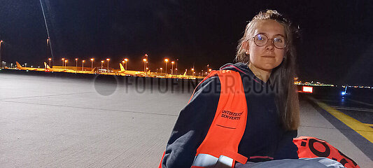 Letzte Generation blockiert Flughafen Leipzig / Halle