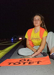 Letzte Generation blockiert Flughafen Leipzig / Halle