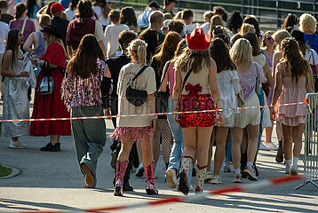 Deutschland  Hamburg - Taylor-Swift-Fans auf dem Weg zum Konzert ihres Stars im Volksparkstadion