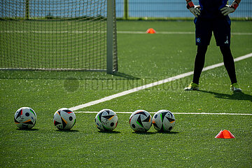 Deutschland  Hamburg - junger Fussball-Profi des HSV beim Torwarttraining