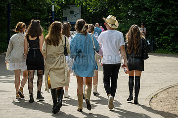 Deutschland  Hamburg - Taylor-Swift-Fans auf dem Weg zum Konzert ihres Stars im Volksparkstadion