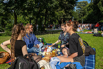 Deutschland  Hamburg - Taylor-Swift-Fans bei einem Picknick in Hoerweite des baldigen Konzert ihres Stars im Volksparkstadion