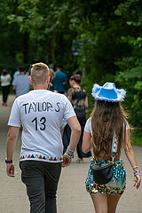 Deutschland  Hamburg - Taylor-Swift-Fans auf dem Weg zum Konzert ihres Stars im Volksparkstadion