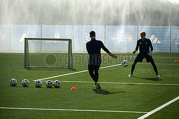 Deutschland  Hamburg - junge Fussball-Profis des HSV beim Torwarttraining