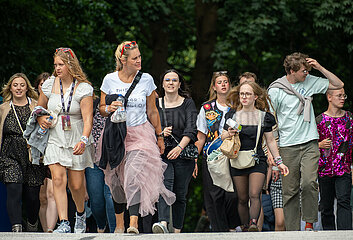 Deutschland  Hamburg - Taylor-Swift-Fans auf dem Weg zum Konzert ihres Stars im Volksparkstadion