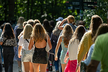 Deutschland  Hamburg - Taylor-Swift-Fans auf dem Weg zum Konzert ihres Stars im Volksparkstadion