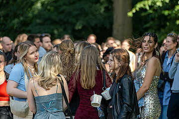 Deutschland  Hamburg - Taylor-Swift-Fans vor dem Konzert ihres Stars im Volksparkstadion