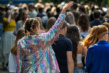 Deutschland  Hamburg - Taylor-Swift-Fans auf dem Weg zum Konzert ihres Stars im Volksparkstadion