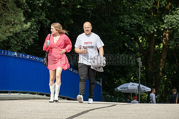 Deutschland  Hamburg - Taylor-Swift-Fans auf dem Weg zum Konzert ihres Stars im Volksparkstadion