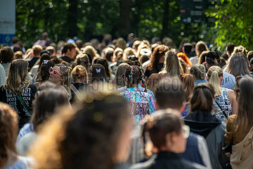 Deutschland  Hamburg - Taylor-Swift-Fans auf dem Weg zum Konzert ihres Stars im Volksparkstadion