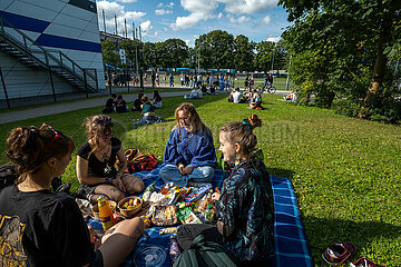 Deutschland  Hamburg - Taylor-Swift-Fans bei einem Picknick in Hoerweite des baldigen Konzert ihres Stars im Volksparkstadion