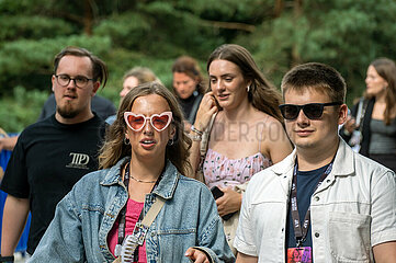 Deutschland  Hamburg - Taylor-Swift-Fans auf dem Weg zum Konzert ihres Stars im Volksparkstadion