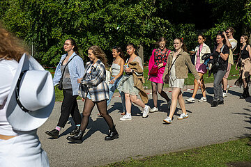 Deutschland  Hamburg - Taylor-Swift-Fans auf dem Weg zum Konzert ihres Stars im Volksparkstadion