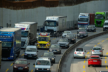 Deutschland  Hamburg - Dichter Verkehr auf der Autobahn A7 im Stadtgebiet wegen Baustelle