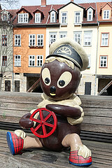 Erfurt  Deutschland  Pittiplatsch-Figur sitzt auf einer Bank