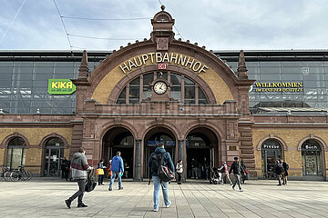 Erfurt  Deutschland  Portal des Hauptbahnhofs am Willi-Brandt-Platz