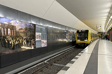 Berlin  Deutschland  U-Bahn der Linie 5 faehrt in den Bahnhof Brandenburger Tor ein