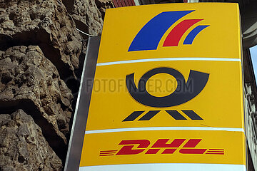 Erfurt  Deutschland  Hinweisschild auf eine Postbank-  Post- und DHL-Filiale