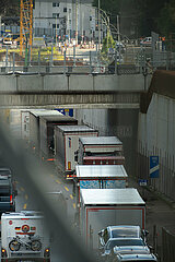 Deutschland  Hamburg - Dichter Verkehr auf der Autobahn A7 im Stadtgebiet wegen Baustelle