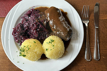 Erfurt  Deutschland  Rinderroulade mit Rotkohl und Thueringer Kloessen