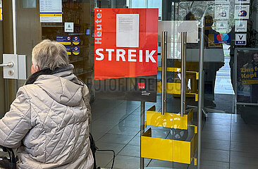 Berlin  Deutschland  Kunden der Postbank stehen aufgrund eines Warnstreiks vor verschlossenen Tueren