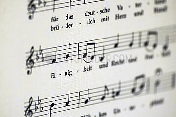 Deutschland  Bremen - Die Deutsche Nationalhymne mit Noten auf einem Buchruecken