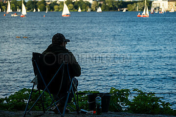 Deutschland  Hamburg - Angler an der Aussenalster