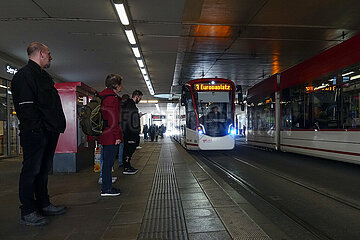 Erfurt  Deutschland  Strassenbahn der Linie 3 faehrt am Hauptbahnhof ein