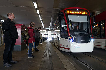 Erfurt  Deutschland  Strassenbahn der Linie 3 faehrt am Hauptbahnhof ein