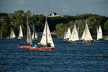 Deutschland  Hamburg - Segelboote auf der Aussenalster