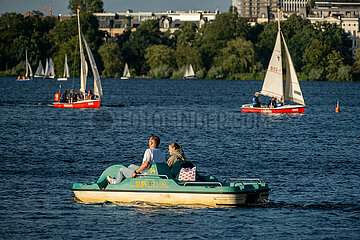 Deutschland  Hamburg - Paar in Tretboot und Segelboote auf der Aussenalster