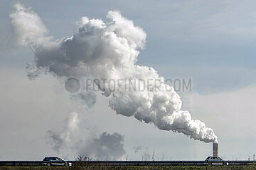 Schkopau  Deutschland  Rauchender Industrieschornstein