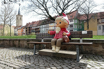 Erfurt  Deutschland  Sandmannfigur sitzt auf einer Bank an der Kraemerbruecke