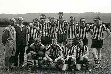 Gotha  Deutsche Demokratische Republik  Gruppenfoto der Fussballmannschaft Hoppegarten auf der Galopprennbahn